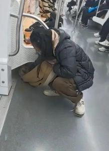 用圍巾擦地的女乘客找到了 暖心舉動獲贊