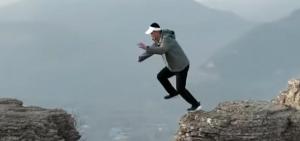 多人在高崖間隙橫跳 裂縫近3米 野山游玩隱患引關注