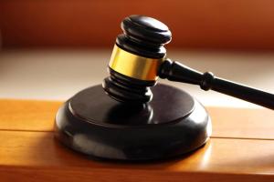 60歲已婚男追趕35歲曖昧對象時摔死 法院駁回賠償請求