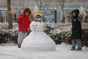 北京初雪后小雪人留下孩子們的快樂 雪中“撒野”樂趣多