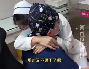 又被哄好了，接着好好干！护士闹情绪被护士长抱怀里哄