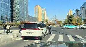 “警车上下来3人未穿警服，牵着宠物狗” 官方回应