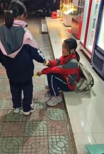 女孩没挤上公交崩溃大哭 好心人相助送其回家