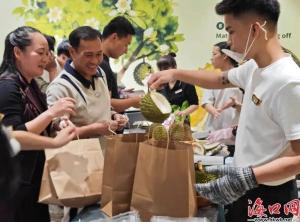 海南封关免税黄金与热带鲜果成新宠 价格优势引发抢购热潮