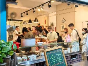 台湾民众热闹迎冬至 汤圆里的团圆味