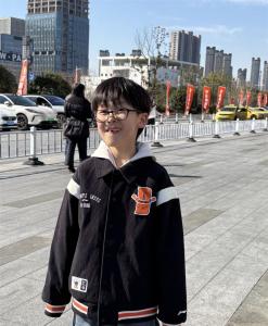 领奖台上梁靖崑父子同框 萌娃掉牙抢镜