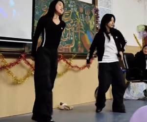 当我知道这两个都是小学生时 班主任看起来都没她俩成熟