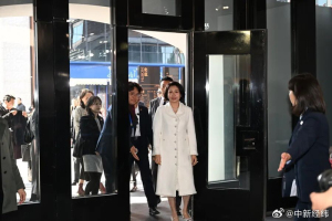 韩国“第一夫人”金惠景在中国感受美妆产品 为韩妆企业加油打气
