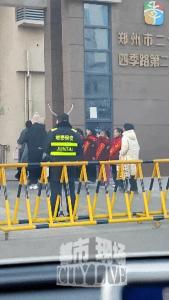 小学生寒风中站岗给老师敬礼无回应 师生互动引热议