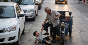 老人不给孩子买烤肠还踹一脚是怎么回事