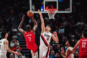 杨瀚森3分3篮板 拼命缠斗显正面作用