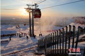 冬日探访人类滑雪起源地阿勒泰滑雪场 体验古老与现代交融之美