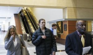 复盘美国ICE探员射杀美国公民全过程 悲剧引发争议