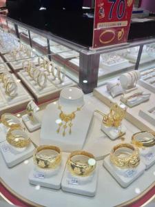 21岁金店老板给员工每人发1克黄金 暖心奖励宝妈员工