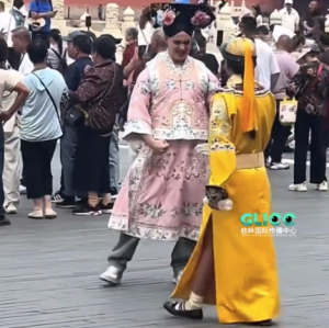 北京故宫惊现“洋贵妃”，网友：他好像不知道自己穿的是女装？