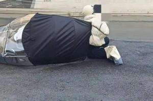 一路段结冰10分钟内多人摔倒 清晨洒水成“溜冰场”