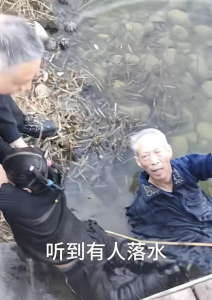 白发大爷脱棉祆跳入冰河救落水女孩 退役军人英勇救人