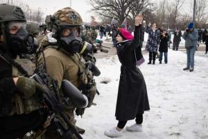 特朗普政府称ICE特工枪杀事件是自卫 真相待查