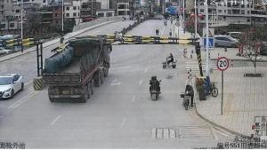 货车撞落限高架致人死亡 家属质疑 违规限高架成祸首