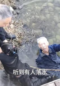 大爷帮穿秋衣赤脚孩子找父母 监护何在？