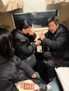 女子坐火车被初中班主任认出 师生情深感动网友
