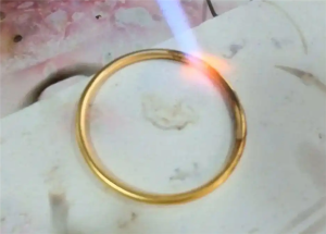 女子卖金手镯被火烧黑 店家骗称不是纯金 揭秘黄金回收骗局