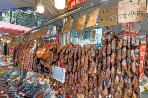 香肠腊肉大户人家又出现了 年味渐浓街巷热闹