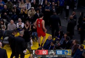 杨瀚森倒地抢球被顶到后脑 短暂检查后重返赛场