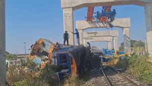 泰国在建铁路事故已致22死 起重机坠落引发悲剧