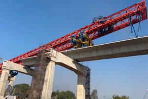 泰国在建铁路发生事故致22死 起重机坠落引发悲剧