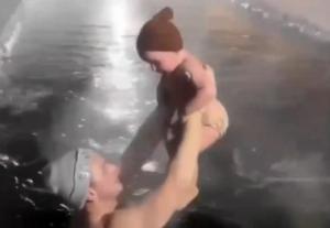 俄罗斯父亲把1岁儿子3次浸入冰水中 引发网民争议