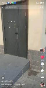 高速服务区厕所有门不开遭吐槽 绕行商业区引争议