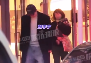 刘宇宁带呆米录音室忙工作 网友：一米九双开门宽肩帅