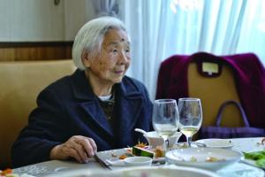 101岁奶奶“反向作息”追剧到凌晨 晚睡晚起享生活