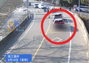 女子拿30万现金去解冻 民警半路拦截