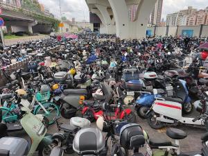 电动车停满人行道 把人逼到路上 停车难题待解