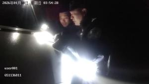 冰路困车 民警垫砖助司机脱困 雪夜救援暖人心