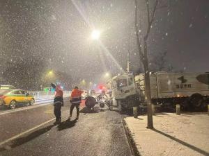 部分路段结冰开车打滑 市民质疑为何这次南京扫雪效果不明显？