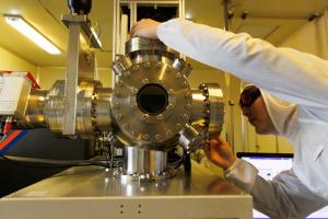 中国科学家发现一维带电畴壁 为极限密度器件开发奠基