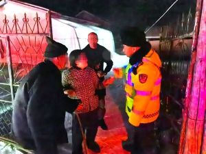 交警巡逻遇醉酒男子 暖心护送其回家 学雷锋做好事