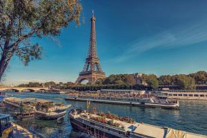 游客看到“素颜”埃菲尔铁塔沉默了 真实世界不讨好你