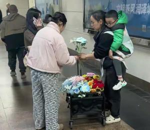 背7岁儿子摆摊的妈妈涨粉十多万 母爱与坚持感动网友