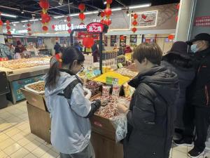 腊八已至 杂粮食材销售旺 市民热购备年味