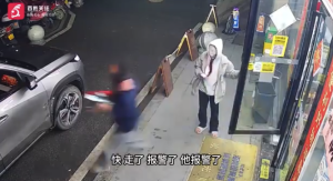 监拍湖南一无人便利店遭“0元购” 1人驾车接应2人蒙面行事