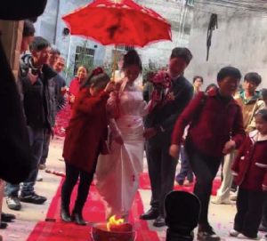 新娘跨火盆犹豫被新郎抱起全场沸腾