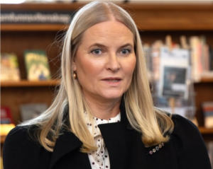 挪威王储妃就与爱泼斯坦有往来致歉 王室面临压力