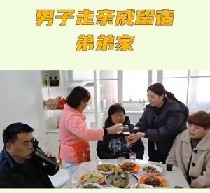 男子在弟弟家沙发上过夜没有被子 亲情冷漠引热议