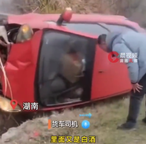 女子翻车被压货车 情况紧急司机带头救人