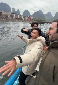 两位外国人从海南打车到哈尔滨 跨国友谊之旅