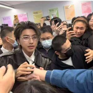 提前15分钟空降！蔡徐坤腾讯扫楼引爆全网